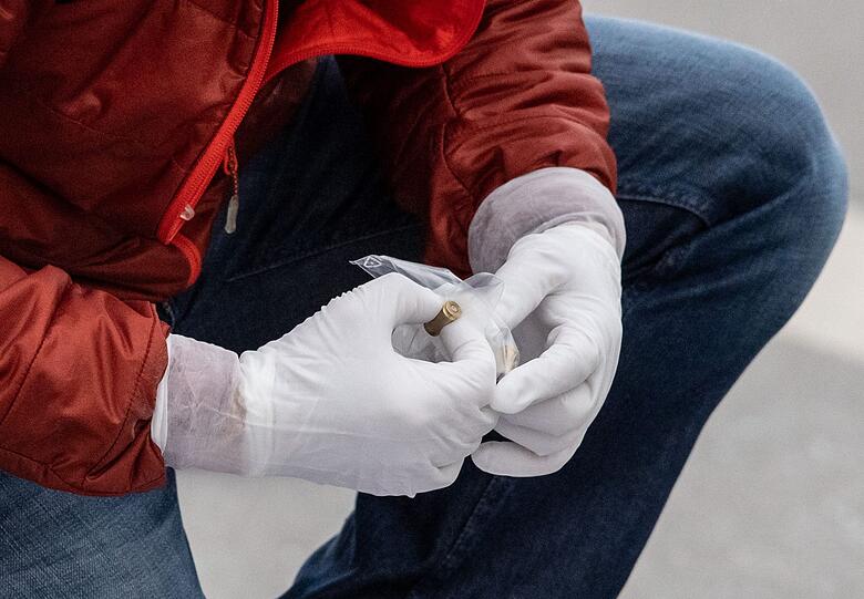 Ein Polizist hatte bei dem Einsatz auf ein flüchtendes Fahrzeug geschossen - das Fluchtauto wurde inzwischen in Tatortnähe gefunden.