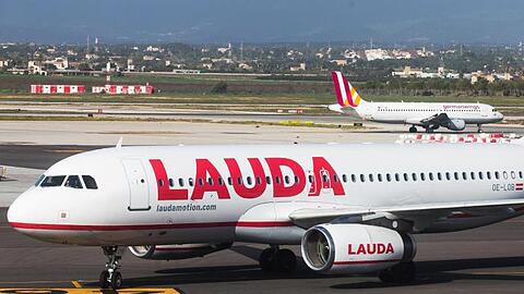 Ein Airbus A320 der Fluggesellschaft Laudamotion. Ryanair hat Anteile von Laudamotion aufgestockt und die österreichische Fluggesellschaft nun komplett übernommen.