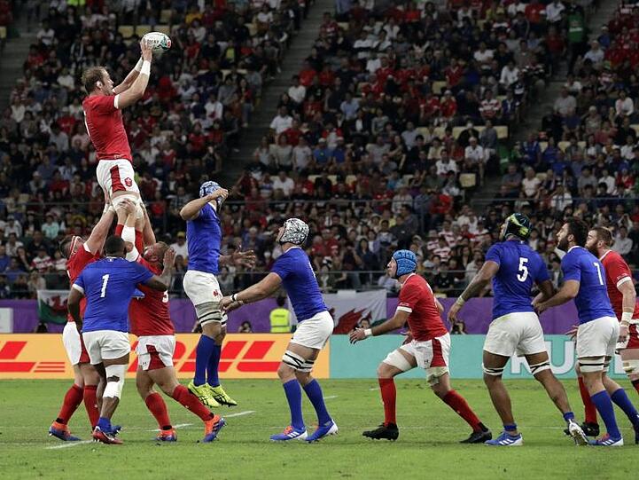 Die Waliser um Alun Wyn Jones (l, oben) stehen im Halbfinale der Rugby-WM.