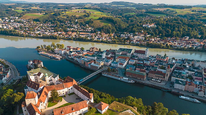 Drei Flüsse fließen in Passau ineinander. Das macht die Stadt besonders hübsch.