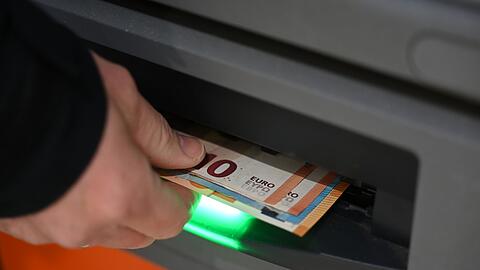 Die Banken haben die Zahl der Geldautomaten in Deutschland deutlich verringert.