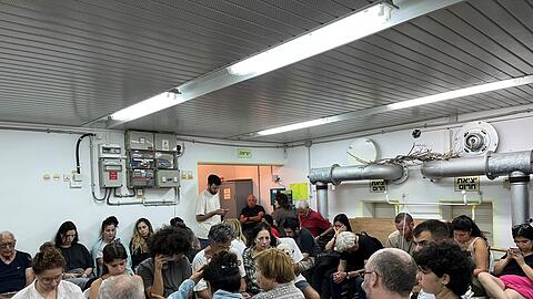 Während der Iran Raketen auf Israel abfeuert, suchen die Menschen in Tel Aviv Schutz in einem Bunker.