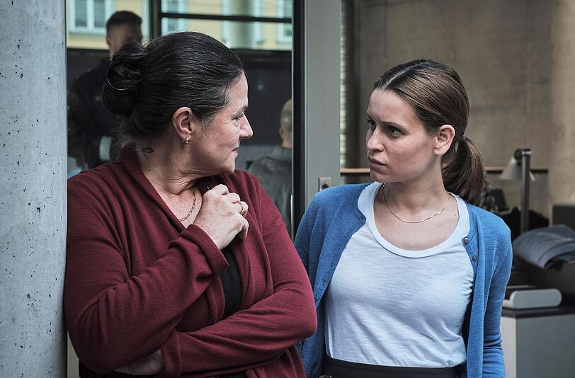 Die unkonventionelle Chefin Marion D&ouml;rner (Anne-Kathrin Gummich, links) f&uuml;hrt ein offenes Gespr&auml;ch mit ihrer neuen Mitarbeiterin Annett Schuster (Kristin Suckow).