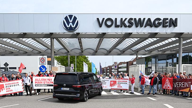 Der Bus mit VW-Vorstandchef Oliver Blume wird von Beschäftigten in Zwickau mit einer Demonstration für den Erhalt des Standortes in Empfang genommen. Der Bus mit VW-Vorstandchef Oliver Blume wird von Beschäftigten in Zwickau mit einer Demonstration für den Erhalt des Standortes in Empfang genommen.