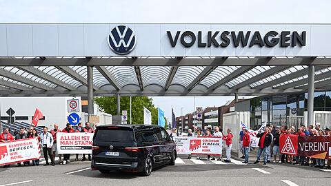 Der Bus mit VW-Vorstandchef Oliver Blume wird von Besch&auml;ftigten in Zwickau mit einer Demonstration f&uuml;r den Erhalt des Standortes in Empfang genommen.