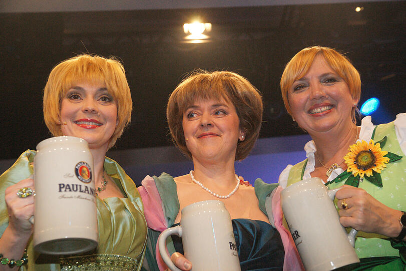 Resolute Frauentruppe: Die Doubles von Claudia Roth (Eva-Maria Hoefling) und Angela Merkel (Corinna Duhr) mit der echten Claudia Roth.