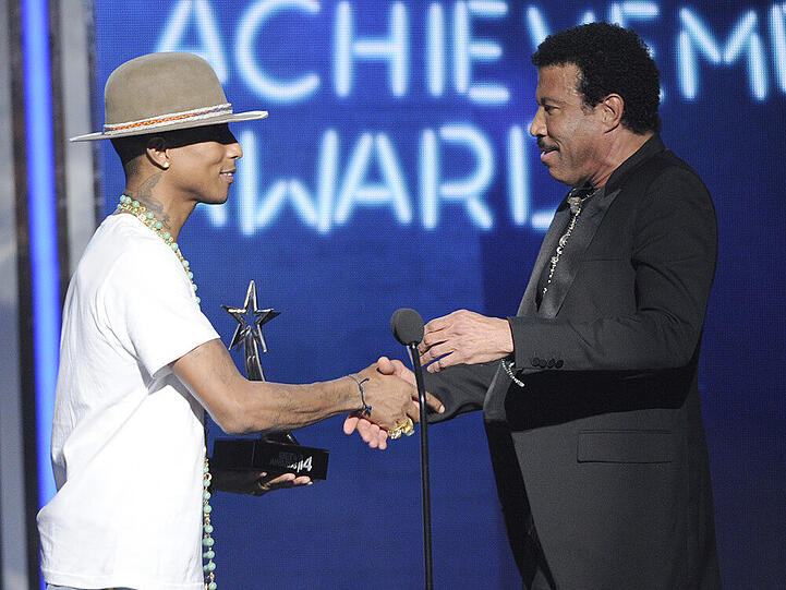 Überreich wurde ihm der Preis für sein Lebenswerk von Pharrell Williams.