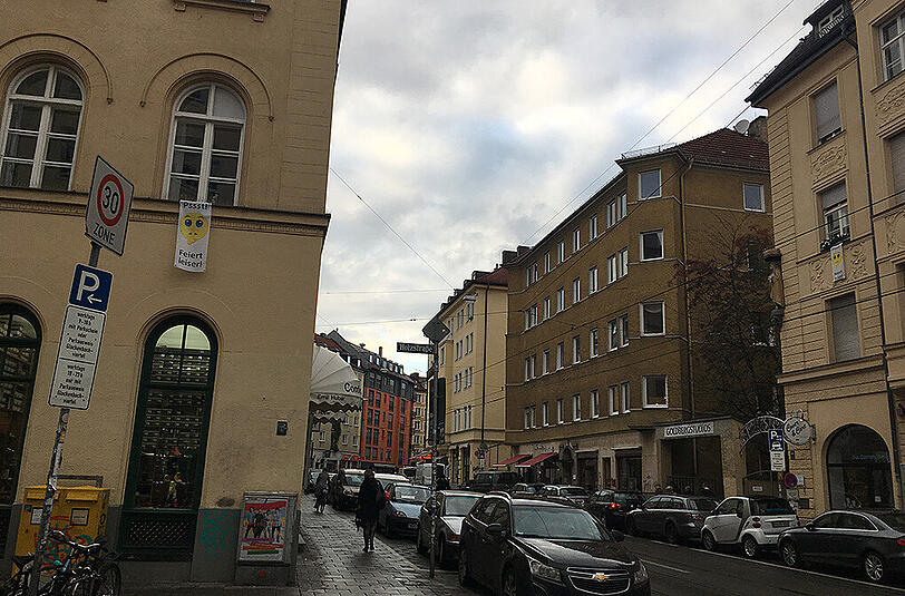 Pssst! Bitte leiser feiern, fordern Anwohner &ndash; hier in der Müllerstraße, Ecke Holzstraße.