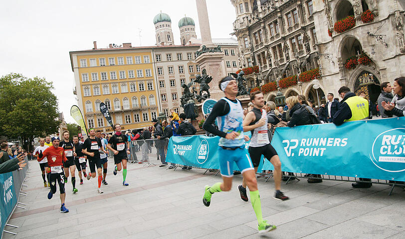 Wo sonst die Touristen zu den Schäfflern raufstarren, sind am Sonntag tausende Sportler vorbeigelaufen.