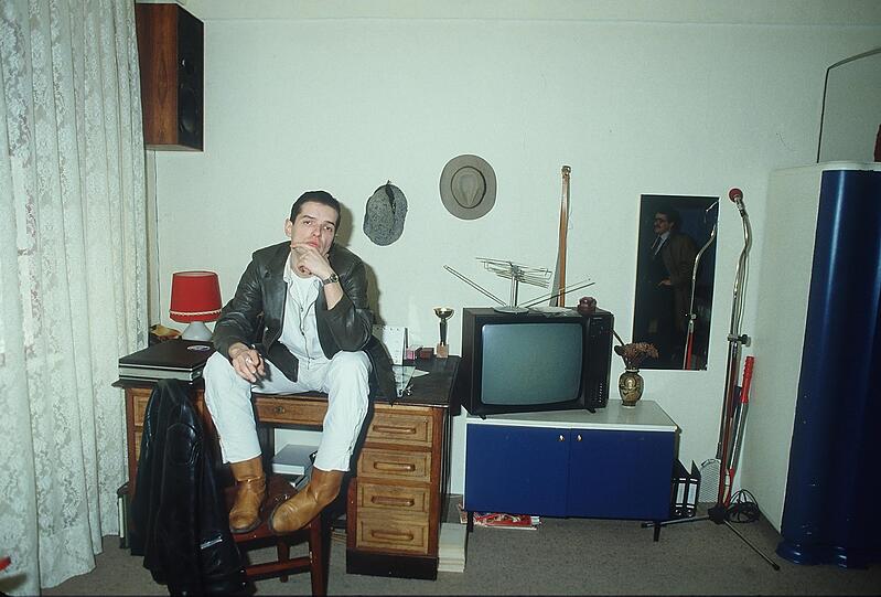 Hansi Hölzel in seiner Wiener Wohnung 1984, als &bdquo;Junge Römer&ldquo; erschien.