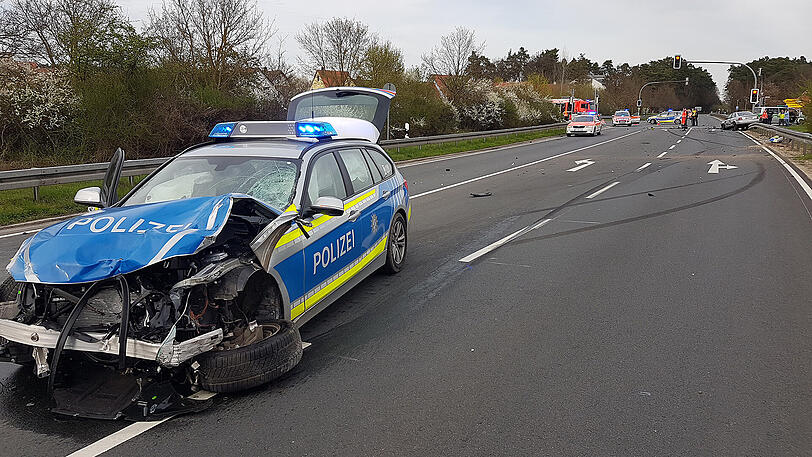 Ein Trümmerfeld auf der Staatsstraße 2245 in Zirndorf: Der Rollerfahrer starb noch vor Ort, der 30-Jährige stieß mit einem Streifenwagen zusammen, der gerade auf Einsatzfahrt war. Die Bilder.