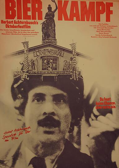 1977: "Der beste, besoffenste, komischste und böseste Film, der je über das geheiligte Münchner Oktoberfest losgelassen wurde", schreibt die legendäre Filmkritikerin Ponkie in der Abendzeitung über Herbert Achternbuschs Farbfilm "Bierkampf". Achternbusch ist hier nicht nur Produzent, führt Buch und Regie, er spielt auch selber mit. In der Rolle von "Herbert", der mit einer gestohlenen Uniform einen Polizisten spielt.