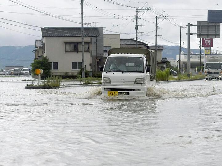 Eine Straße in Tachiarai in der Präfektur Fukuoka im Südwesten Japans steht nach starken Regenfälle unter Wasser.