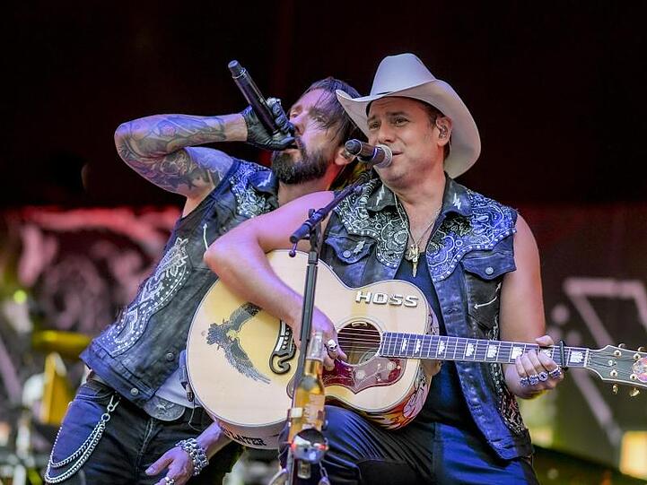 Alec "Boss Burns" Völkel (l) und Sascha "Hoss Power" Vollmer von der Band The Bosshoss performen in Wacken.