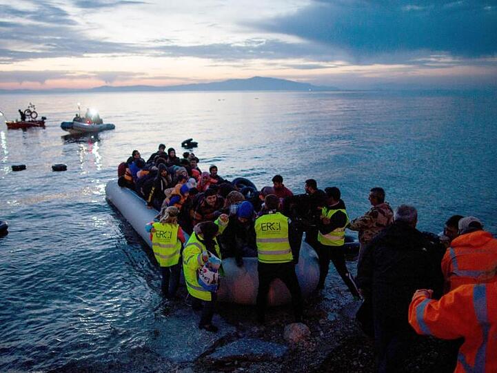 Flüchtlinge kommen in einem Schlauchboot auf der griechischen Insel Lesbos an.