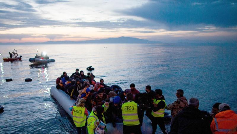 Flüchtlinge kommen in einem Schlauchboot auf der griechischen Insel Lesbos an. Flüchtlinge kommen in einem Schlauchboot auf der griechischen Insel Lesbos an.