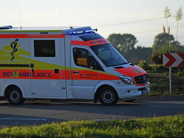 Ein Rettungswagen fährt mit Sondersignal durch einen Kreisverkehr. Foto: Patrick Seeger/dpa/Archivbild