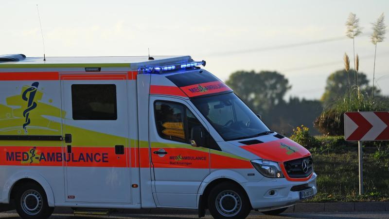 Ein Rettungswagen fährt mit Sondersignal durch einen Kreisverkehr. Foto: Patrick Seeger/dpa/Archivbild Ein Rettungswagen fährt mit Sondersignal durch einen Kreisverkehr. Foto: Patrick Seeger/dpa/Archivbild