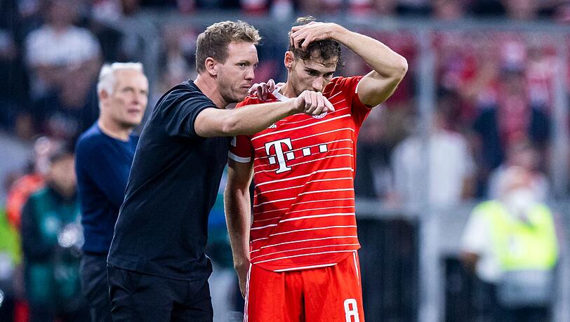 Münchens Trainer Julian Nagelsmann (l) spricht mit Münchens Leon Goretzka (r).