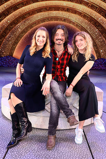 Stefanie Hertel freut sich auf eine besinnliche Weihnachtszeit mit ihrem Ehemann Lanny Lanner und ihrer Tochter Johanna Mross.