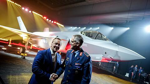 Verteidigungsminister Boris Pistorius und Luftwaffeninspekteur Holger Neumann vor der F-35