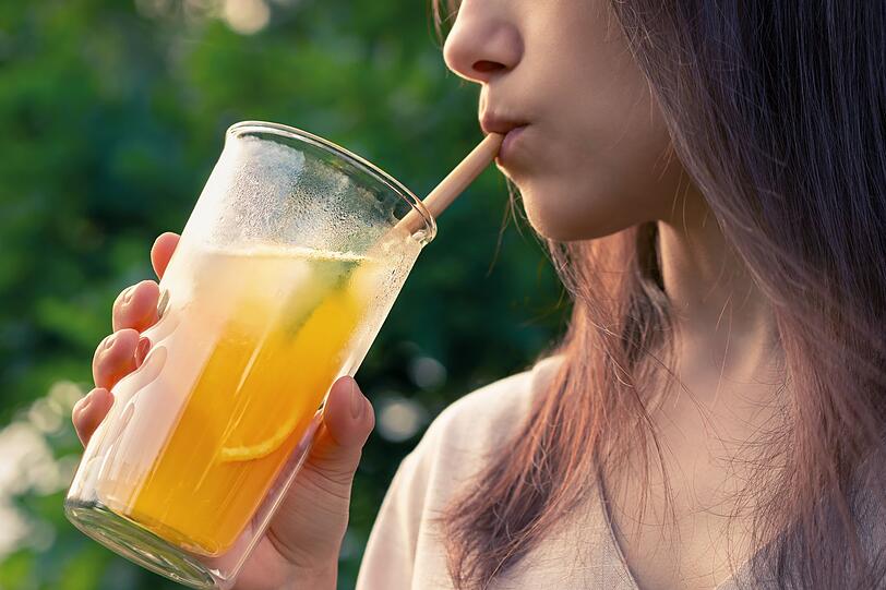 Schmerzhafte Entzündungen im Mund können die Folge sein, ebenso unschöne Verfärbungen, besonders nach Rotwein. Wer gelegentlich Limonade trinken möchte, sollte einen Strohhalm verwenden. So kommt die zuckerhaltige Flüssigkeit weniger mit den Zähnen in Kontakt und der Zahnschmelz wird weniger belastet. Schmerzhafte Entzündungen im Mund können die Folge sein, ebenso unschöne Verfärbungen, besonders nach Rotwein. Wer gelegentlich Limonade trinken möchte, sollte einen Strohhalm verwenden. So kommt die zuckerhaltige Flüssigkeit weniger mit den Zähnen in Kontakt und der Zahnschmelz wird weniger belastet.