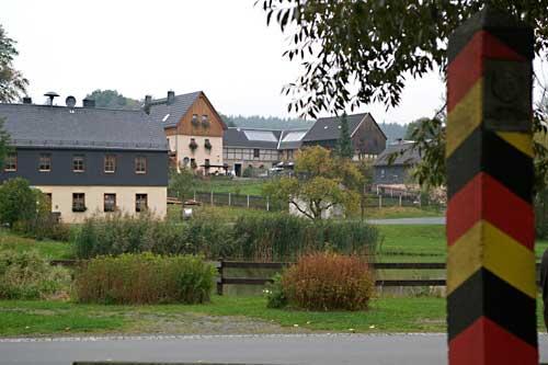 2009: Der selbe Blick heute: Die Häuser auf thüringischer Seite sind schön renoviert. Der bunte Grenz-Pfosten steht noch.