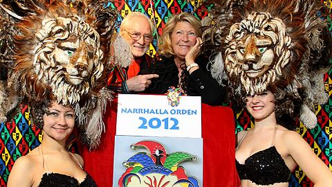 Anastasia (li) und Sabrina präsentieren den Narrhalla Orden für "Mr. Schwabing" Wolfgang Roucka (oben links). Gestaltet wurde der Orden von Gabriele von Ende-Pichler (oben rechts).