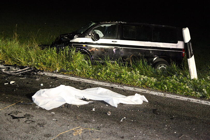 Bei Warngau ist ein Autofahrer bei einem heftigen Frontalcrash ums Leben gekommen. Der Mann wollte überholen und rauschte dabei mit einem anderen Wagen auf der Gegenfahrbahn zusammen.