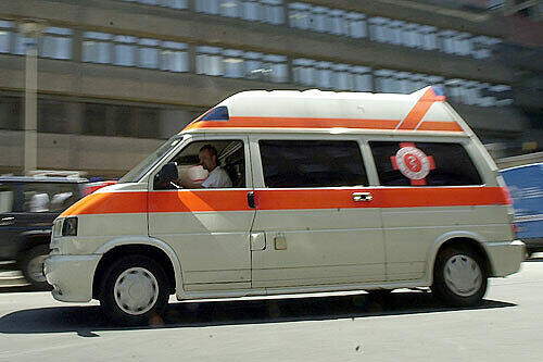 Während der Fahrt im Rettungswagen zum Krankenhaus musste der Mann plötzlich reanimiert werden. Er wurde auf die Intensivstation des Klinikums Weiden gebracht. Dort starb er. Die Todesursache ist noch unbekannt. (Symbolbild)