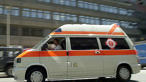 Während der Fahrt im Rettungswagen zum Krankenhaus musste der Mann plötzlich reanimiert werden. Er wurde auf die Intensivstation des Klinikums Weiden gebracht. Dort starb er. Die Todesursache ist noch unbekannt. (Symbolbild) Während der Fahrt im Rettungswagen zum Krankenhaus musste der Mann plötzlich reanimiert werden. Er wurde auf die Intensivstation des Klinikums Weiden gebracht. Dort starb er. Die Todesursache ist noch unbekannt. (Symbolbild)