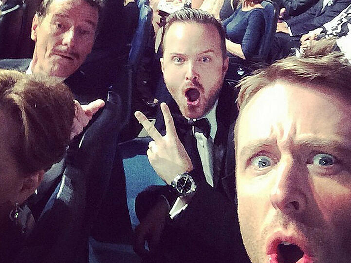 Chris Hardwick (v.), Aaron Paul (r.) und Bryan Cranston (l.) bei den Emmys
