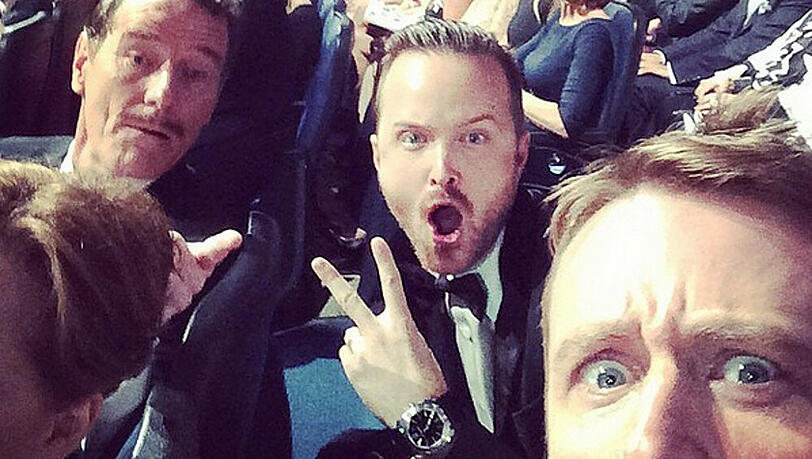 Chris Hardwick (v.), Aaron Paul (r.) und Bryan Cranston (l.) bei den Emmys Chris Hardwick (v.), Aaron Paul (r.) und Bryan Cranston (l.) bei den Emmys