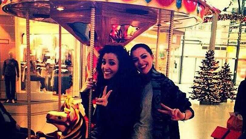 So spaßig können Drehpausen sein: Anne Menden (r.) und Nadine Menz So spaßig können Drehpausen sein: Anne Menden (r.) und Nadine Menz