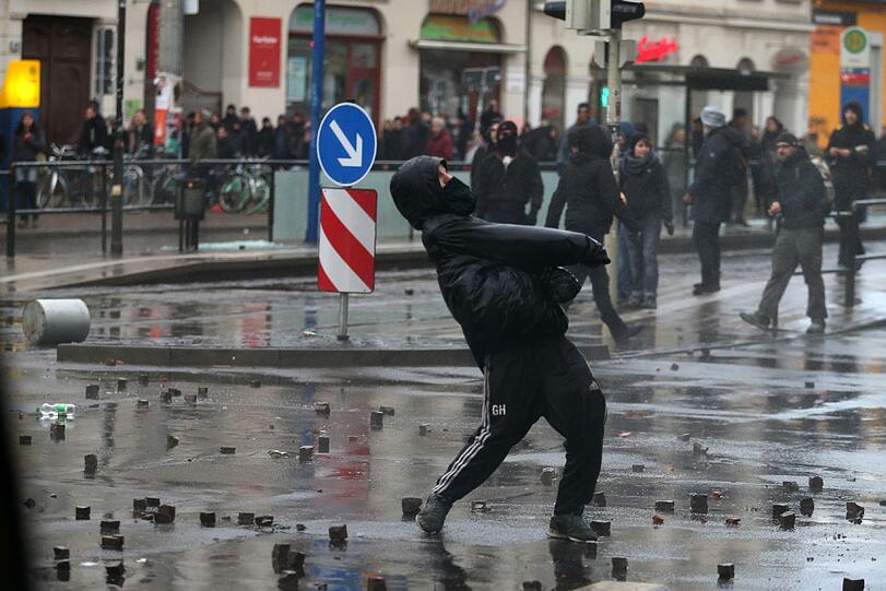 Krawalle in Leipzig bei einer Nazi-Gegendemonstration. Die Bilder!