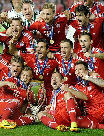 Pizarro (Mitte, über dem Pokal) nach dem Sieg im europäischen Supercup 2013.