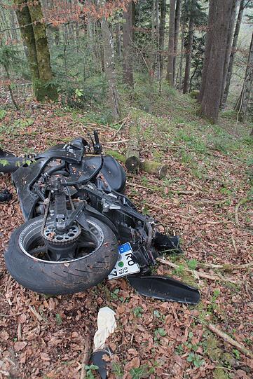 Der 25-Jährige knallte mit seiner Kawasaki Ninja gegen einen Baum und erlag wenig später seinen schweren Verletzungen - die Bilder von der Unfallstelle.
