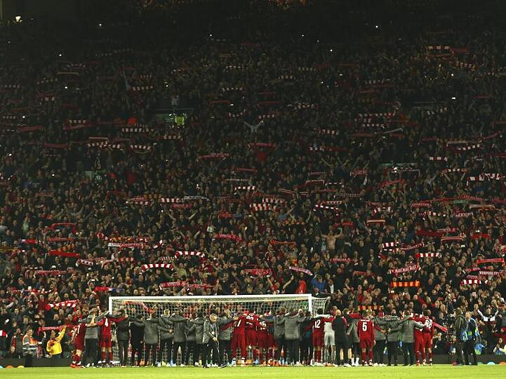 Am Ende feierten Liverpools Spieler mit ihren Fans den Finaleinzug.