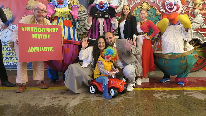Glücklich über die gemeinsame Benefizaktion: Emin und Özlem Gülten (vorne) mit ihrem Sohn Miran sowie Circus-Krone-Chefin Jana Mandana Lacey-Krone (im dunklen Blazer) mit Artisten und Clowns.