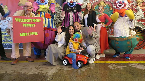 Glücklich über die gemeinsame Benefizaktion: Emin und Özlem Gülten (vorne) mit ihrem Sohn Miran sowie Circus-Krone-Chefin Jana Mandana Lacey-Krone (im dunklen Blazer) mit Artisten und Clowns.