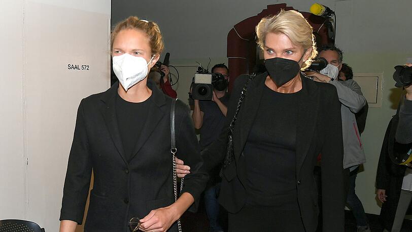 Stefanie Gräfin von Pfuel wird von Tochter Sophie zum Prozessauftakt begleitet. Stefanie Gräfin von Pfuel wird von Tochter Sophie zum Prozessauftakt begleitet.