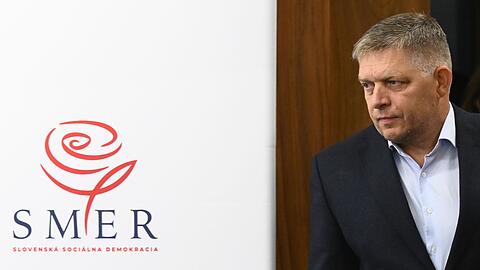 Robert Fico, Vorsitzender der Partei Smer-Sozialdemokratie, ist aufgrund seiner Politik bei vielen EU-Partnern umstritten. (Archivbild)