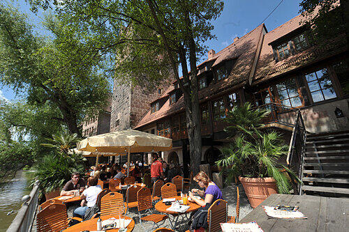 Der Biergarten des &bdquo;Cafe & Bar Celona Finca&ldquo; am alten Schuldturm auf der Insel Schütt ist einer der Logenplätze am Nürnberger Pegnitzufer.