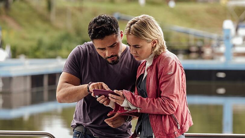 "Der Saarland-Krimi: Bruder, Liebe, Tod": Tayfun Can (Aram Arami, l.) und Elisa Santori (Olga von Luckwald) finden ihren Verdacht best&auml;tigt.