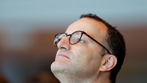 Unionsfraktionschef Jens Spahn gerät unter Druck, weil er mit seinem Mann mit Hilfe einer Leihmutter Nachwuchs bekam. (Archivbild) Unionsfraktionschef Jens Spahn gerät unter Druck, weil er mit seinem Mann mit Hilfe einer Leihmutter Nachwuchs bekam. (Archivbild)