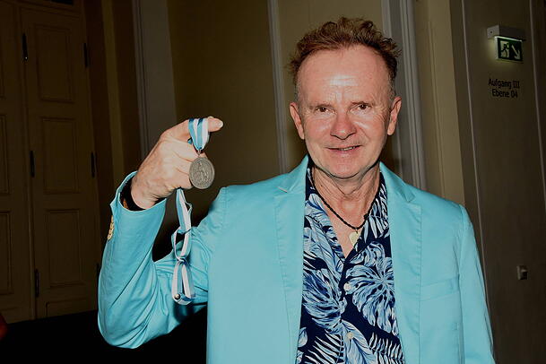 Poetentaler-Preisträger: Kabarettist Willy Astor zeigt stolz seine Medaille Poetentaler-Preisträger: Kabarettist Willy Astor zeigt stolz seine Medaille