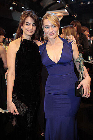 Auch Kate Winslet, hier neben Kollegin Penelope Cruz, nahm wieder einen Preis mit nach Hause: "Beste Schauspielerin in einer Nebenrolle" für "Der Vorleser".