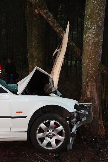 Bei einem schweren Verkehrsunfall sind am Sonntag vier Männer schwer verletzt worden. Die Unfallursache ist noch ungeklärt. Der Fahrer des BMW war von der Straße abgekommen und in eine Baumgruppe gerast - die Bilder des Unfalls.