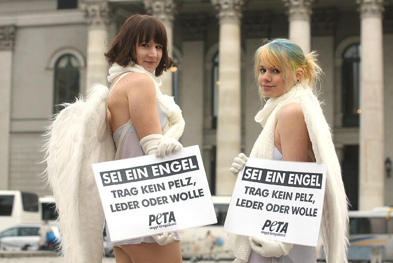 "Sei ein Engel: Trag kein Pelz, Leder oder Wolle": So werben die sexy Engel Angela (26) und Somale (18) in der Münchner Innenstadt für den Tierschutz.