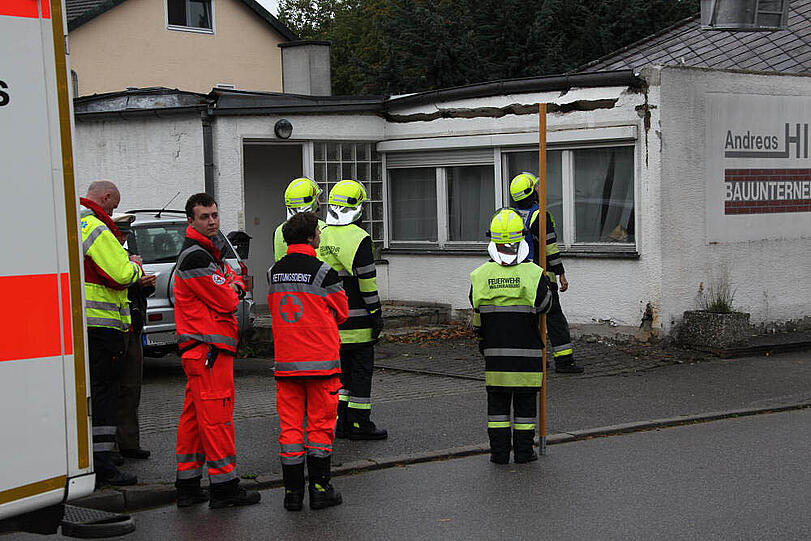 Das marode Hausdach sit in sich zusammengefallen. Bilder vom Feuerwehreinsatz.